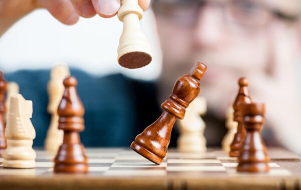 découvrez l'univers captivant des game masters, les maîtres du jeu qui orchestrent des aventures immersives et inoubliables pour les joueurs passionnés.
