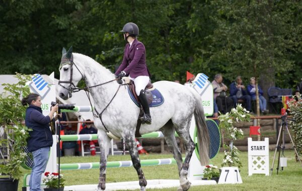 découvrez l'univers du saut d'obstacles, un sport équestre alliant précision, vitesse et complicité entre le cavalier et son cheval.