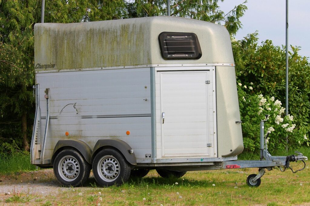 remorque pour chevaux robuste et sécurisée, idéale pour le transport confortable de vos équidés lors de déplacements ou compétitions.