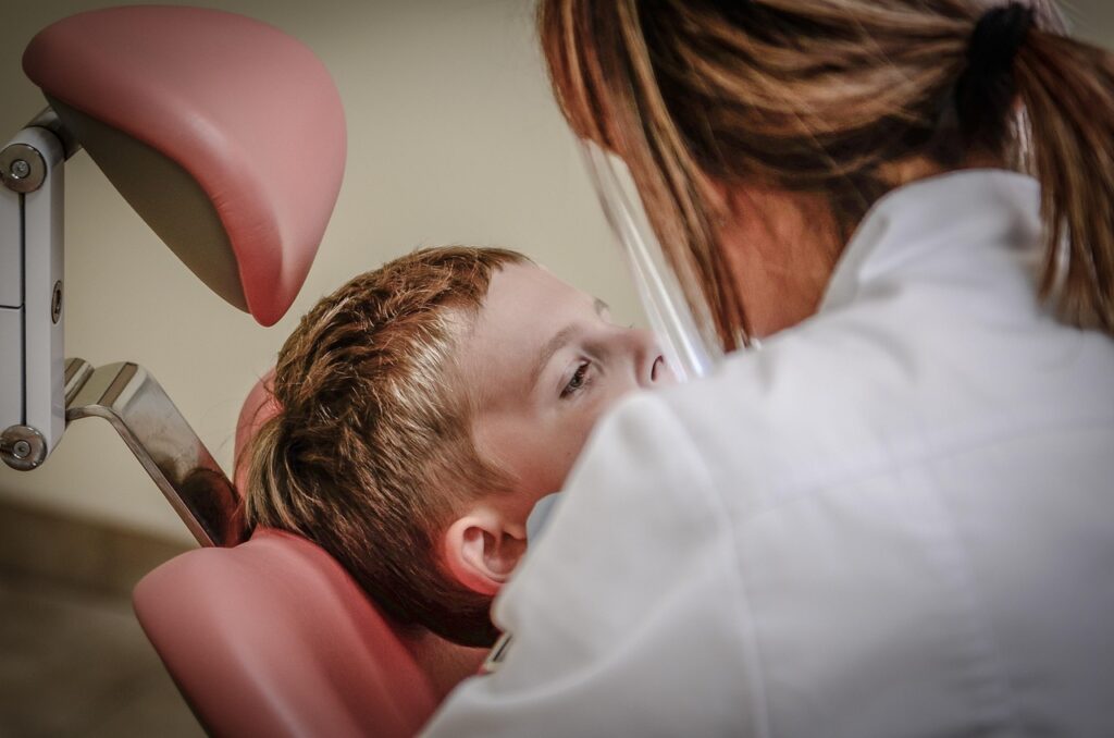 dentiste équin spécialisé dans les soins bucco-dentaires des chevaux pour assurer leur santé et leur bien-être optimal.